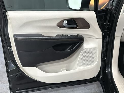 Used 2017 Chrysler Pacifica Touring FWD image 9