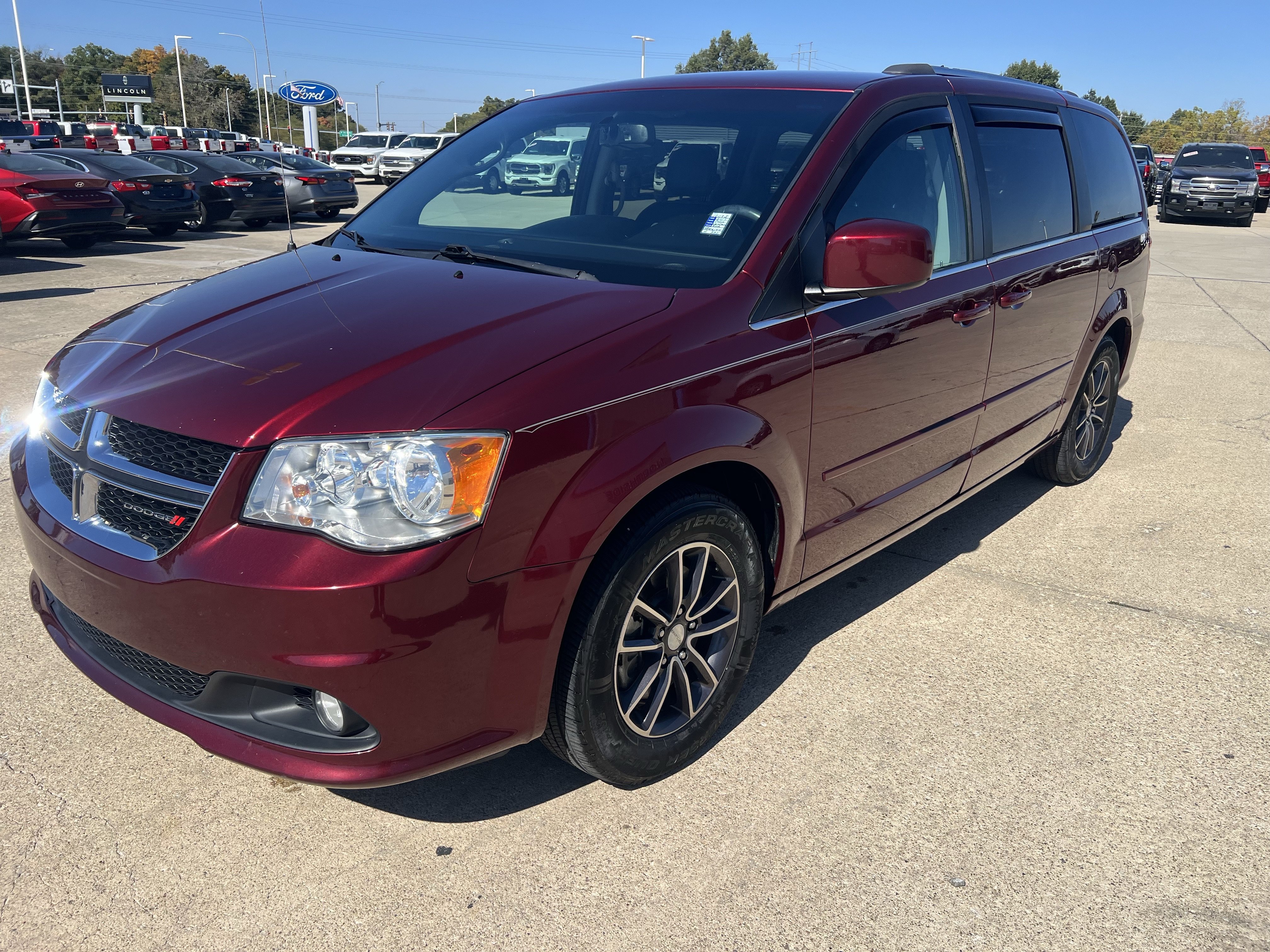 Used 2017 Dodge Grand Caravan SXT FWD image 9