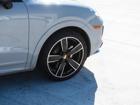 Used 2021 Porsche Cayenne Turbo AWD/4WD image 2