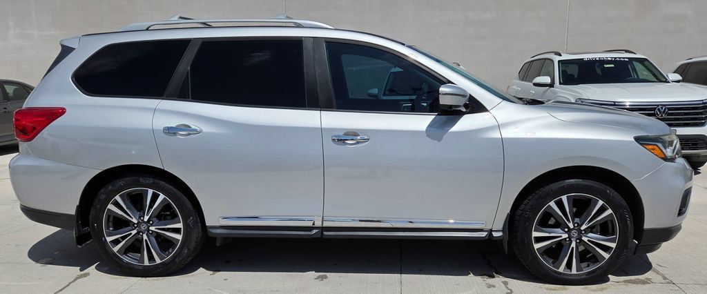 Used 2017 Nissan Pathfinder Platinum w/ Family Entertainment Package AWD/4WD image 5