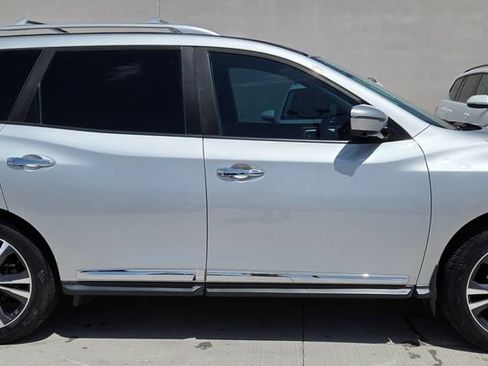 Used 2017 Nissan Pathfinder Platinum w/ Family Entertainment Package AWD/4WD image 5
