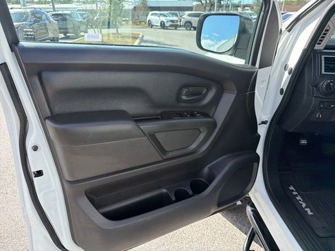Used 2019 Nissan Titan S image 19