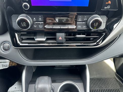 Used 2023 Toyota Highlander LE AWD/4WD image 18