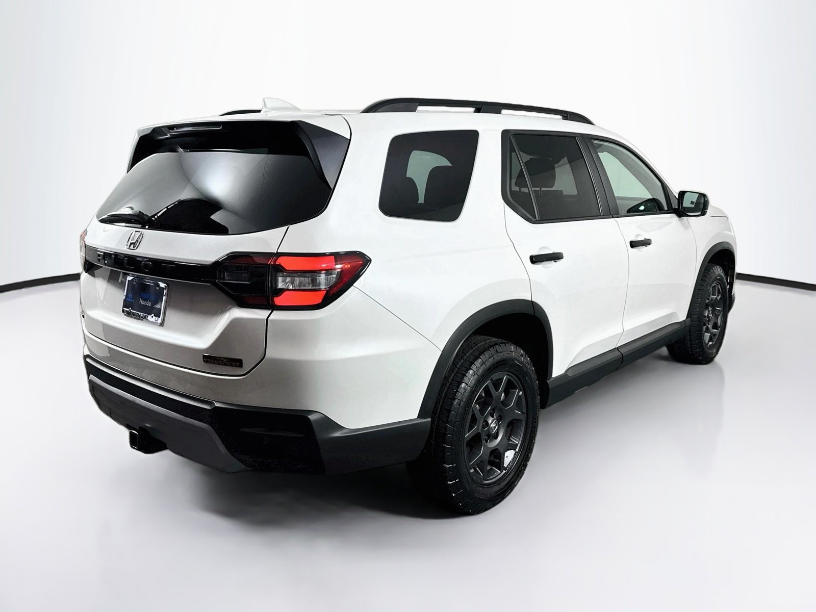 Used 2025 Honda Pilot TrailSport image 8