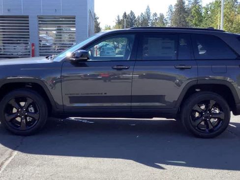 Used 2024 Jeep Grand Cherokee Altitude AWD/4WD image 5