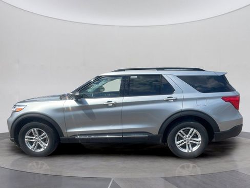 Used 2023 Ford Explorer XLT w/ Equipment Group 202A AWD/4WD image 2