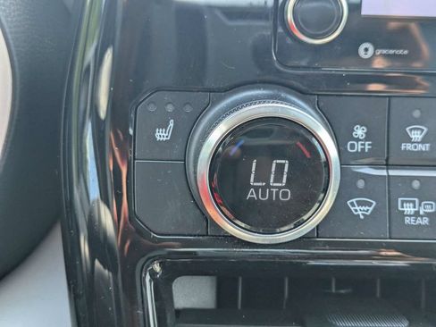 Used 2022 Toyota Highlander XLE FWD image 24