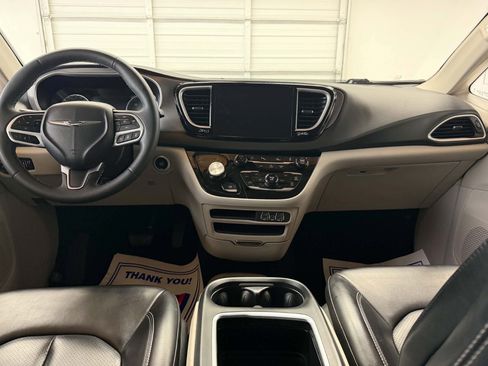 Used 2023 Chrysler Pacifica Touring-L FWD image 16