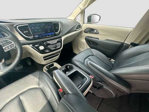 Used 2024 Chrysler Pacifica Touring-L FWD image 22