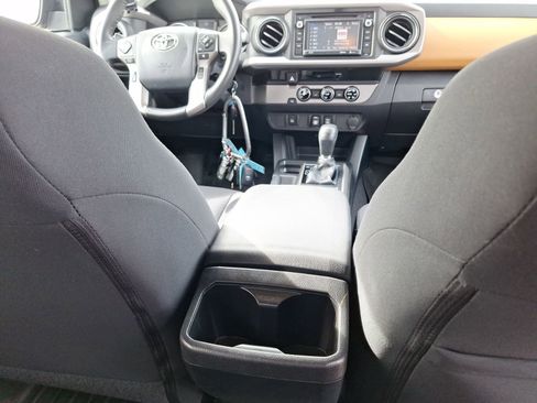 Used 2018 Toyota Tacoma SR5 image 32