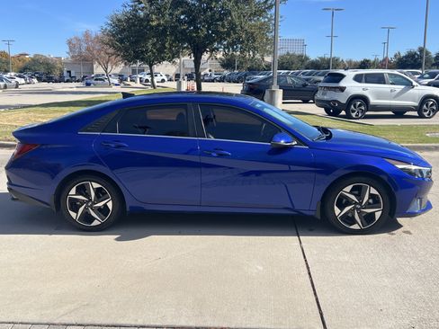 Used 2022 Hyundai Elantra Limited image 11