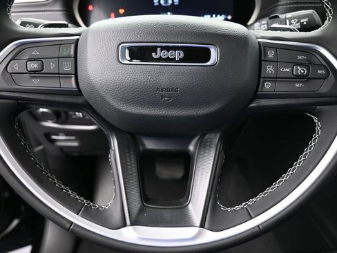 Used 2025 Jeep Grand Cherokee Laredo image 25