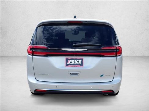 Used 2023 Chrysler Pacifica Touring-L FWD image 3