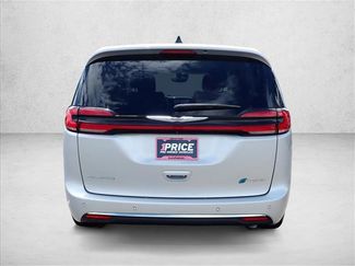 Used 2023 Chrysler Pacifica Touring-L FWD video 3