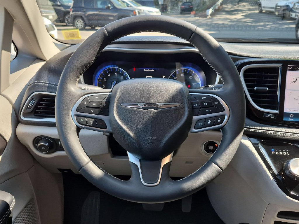 Used 2023 Chrysler Pacifica Touring-L AWD/4WD image 15