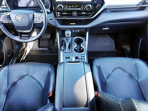 Used 2023 Toyota Highlander Platinum FWD image 23