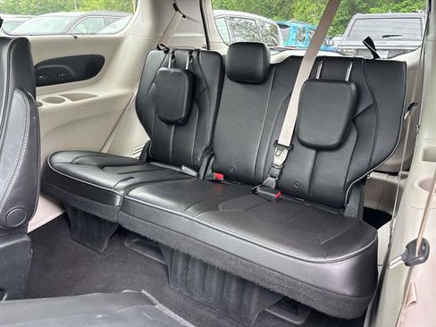 Used 2018 Chrysler Pacifica Limited FWD image 9