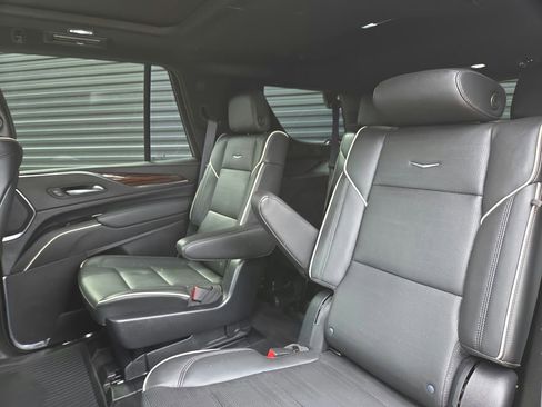 Used 2023 Cadillac Escalade Premium Luxury AWD/4WD image 16