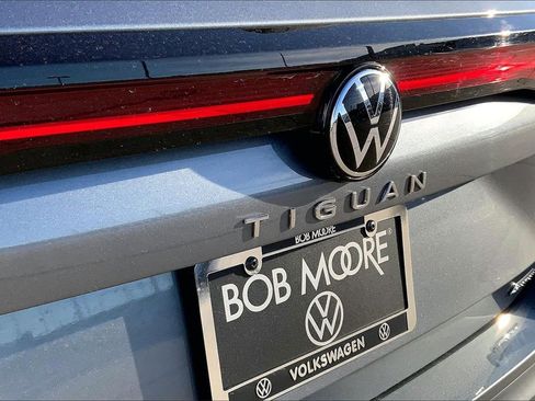 Certified 2025 Volkswagen Tiguan SE image 8