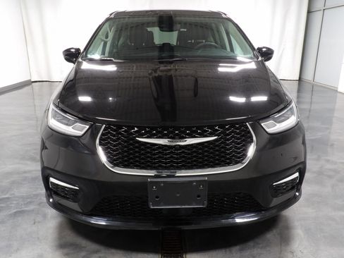 Used 2024 Chrysler Pacifica Limited image 5