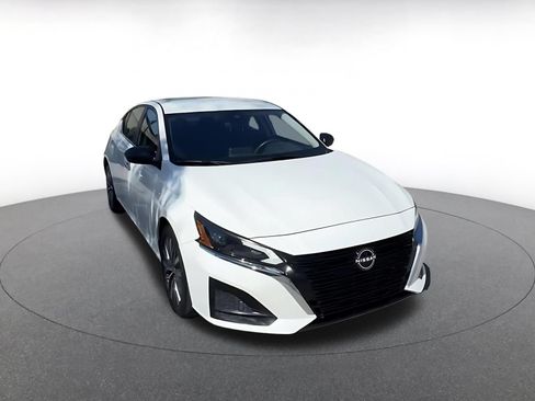 Used 2025 Nissan Altima 2.5 SV FWD image 3