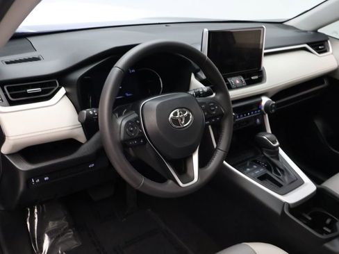 Used 2023 Toyota RAV4 XLE Premium image 15