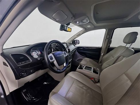 Used 2016 Chrysler Town & Country Touring-L image 18