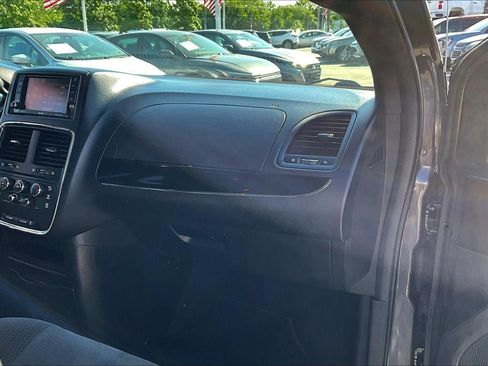Used 2017 Dodge Grand Caravan SE FWD image 16