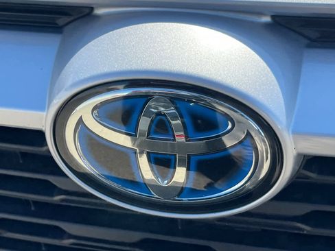 Used 2022 Toyota RAV4 LE AWD/4WD image 13