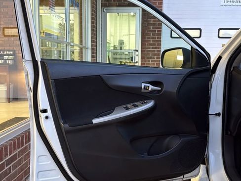 Used 2010 Toyota Corolla S image 9