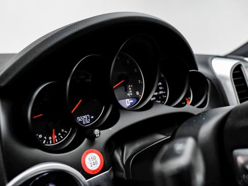 Used 2017 Porsche Cayenne S image 30