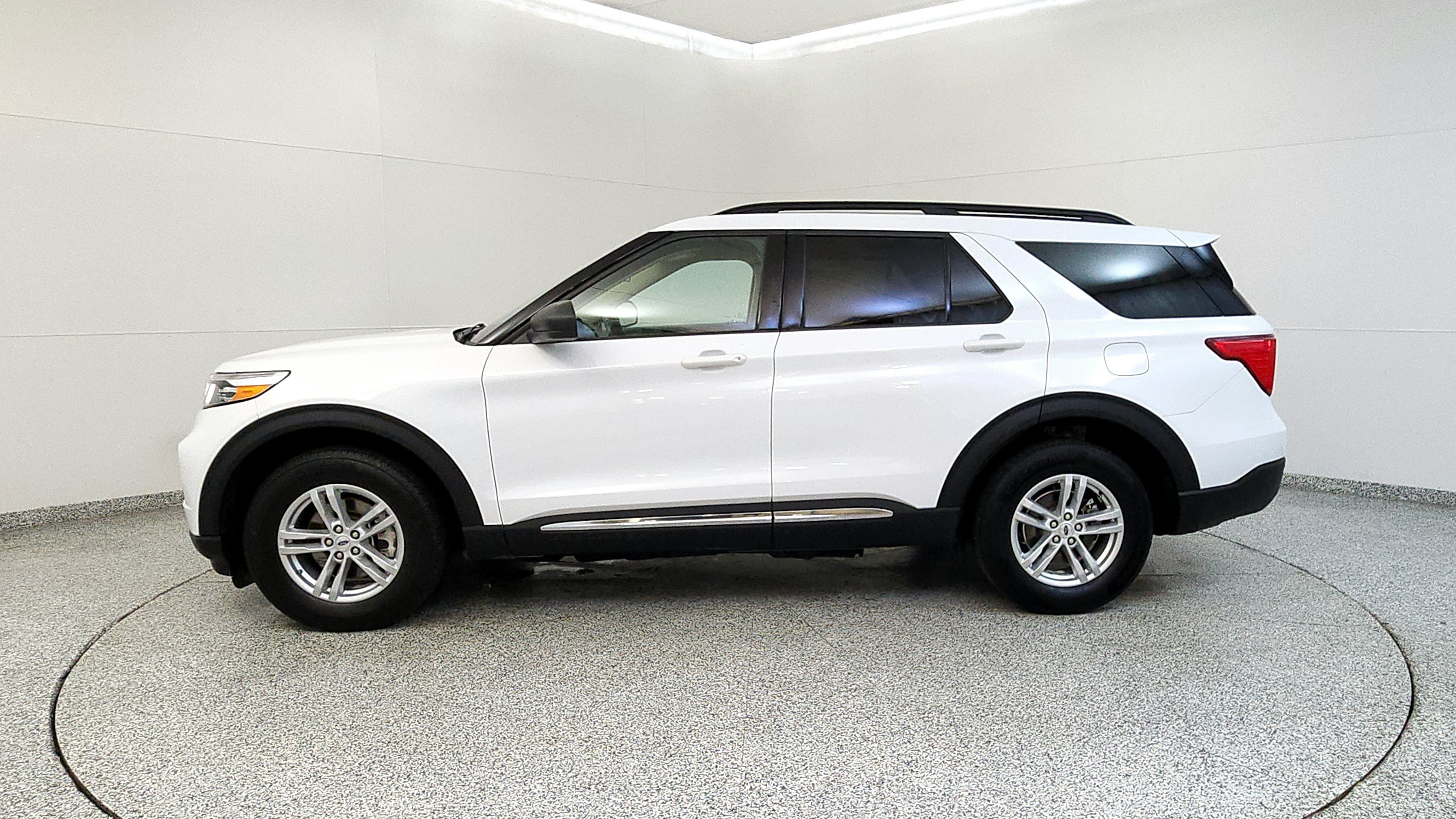 Used 2023 Ford Explorer XLT w/ Equipment Group 202A AWD/4WD image 4