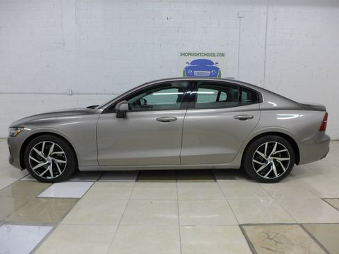 Used 2020 Volvo S60 T5 Momentum image 6