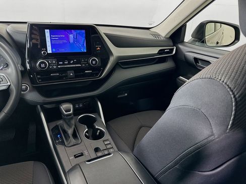 Certified 2025 Toyota Highlander LE FWD image 23