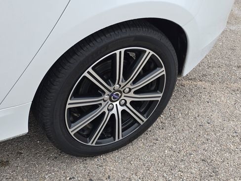 Used 2018 Volvo S60 T5 Inscription image 10