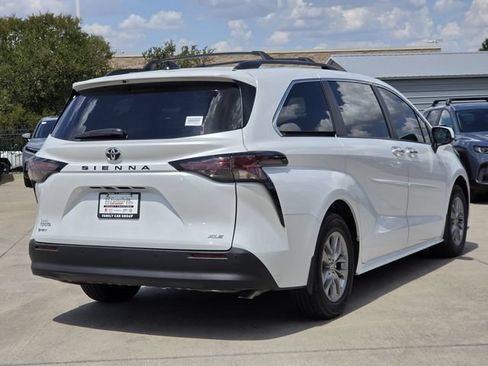 Certified 2026 Toyota Sienna XLE FWD image 4