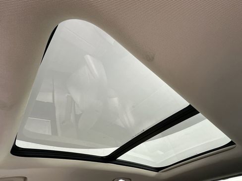 Used 2022 Buick Envision Avenir w/ Technology Package II image 22