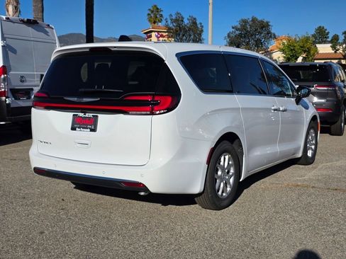 New 2026 Chrysler Pacifica Select image 4