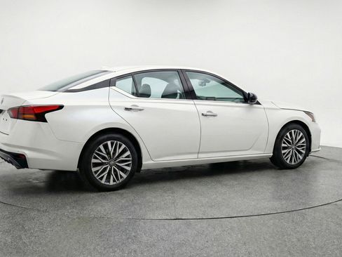Used 2025 Nissan Altima 2.5 SV FWD image 9