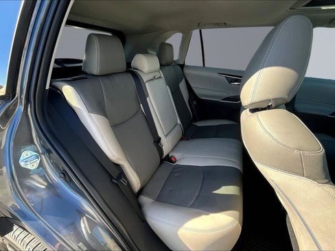 Used 2021 Toyota RAV4 XLE image 20