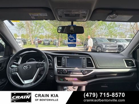 Used 2016 Toyota Highlander XLE image 11