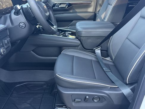 New 2026 Chevrolet Suburban Premier image 3