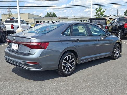 Used 2025 Volkswagen Jetta SE FWD image 2