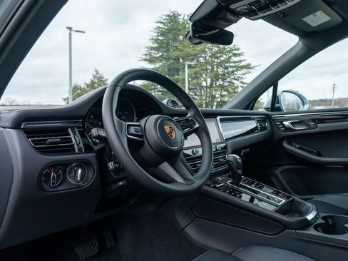 Certified 2025 Porsche Macan image 4