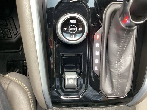 Used 2024 Chevrolet Colorado ZR2 w/ ZR2 Convenience Package III image 56