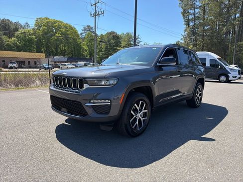 Used 2025 Jeep Grand Cherokee Limited AWD/4WD image 2