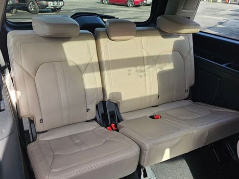 Used 2024 Ford Expedition Limited image 17