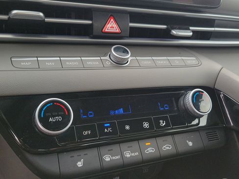 Used 2025 Hyundai Elantra SEL image 11