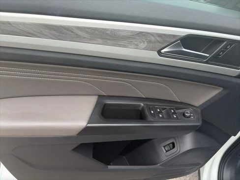 Used 2022 Volkswagen Atlas Cross Sport SE w/ Panoramic Sunroof Package FWD image 17