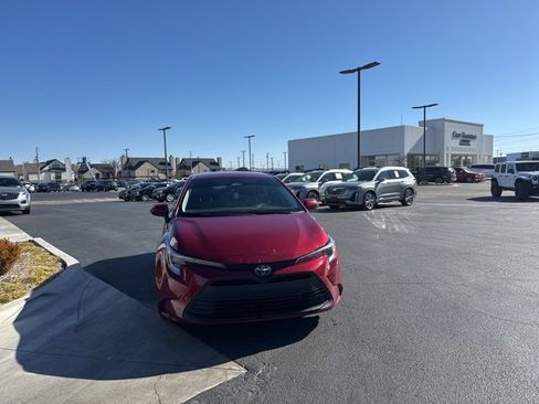 Used 2023 Toyota Corolla LE image 3